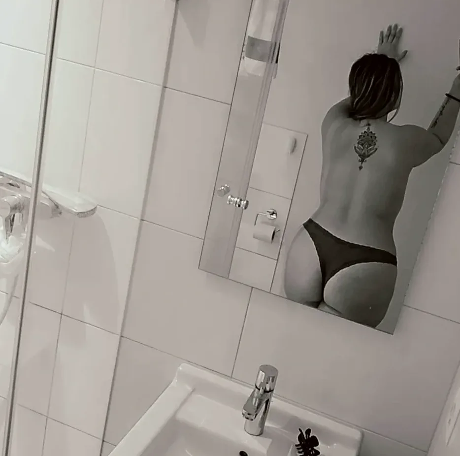 Manuela, 28