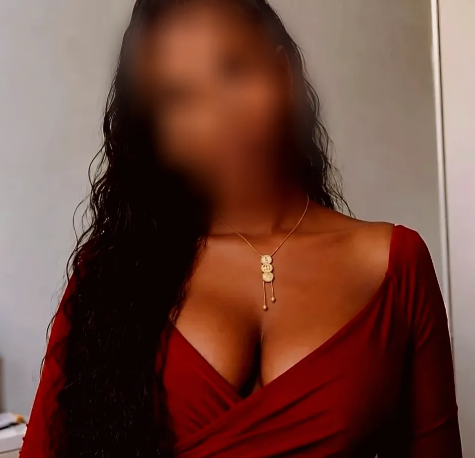 Zeynep, 23